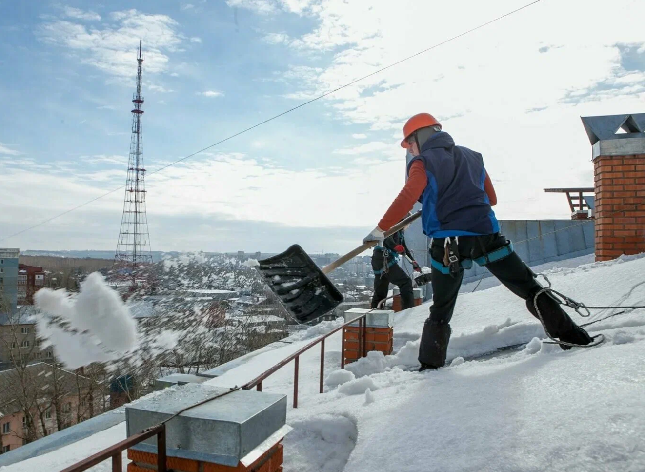ВМТ ГИТ предупреждает, очистка крыш зданий от снега относится к работам повышенной опасности.